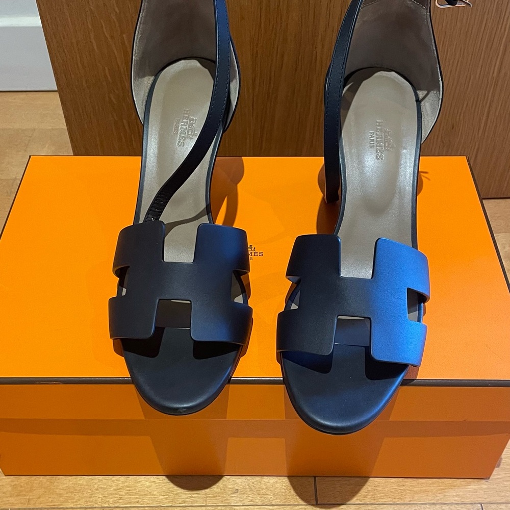 Elegant Black Heeled Sandals